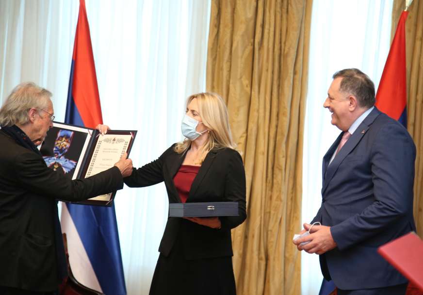 Nobelovcu na poklon FLAŠA DOMAĆE RAKIJE: Dodik istakao da je posjeta Handkea važna za Srpsku