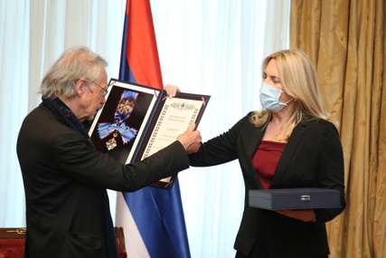 “To je velika stvar” Cvijanovićeva uručila Handkeu Orden Srpske za izuzetan rad i zasluge na polju kulturnog i duhovnog razvoja (FOTO)