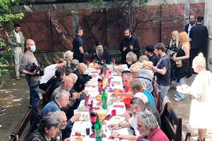 “BOG NAS VOLI” Srpski patrijarh ručao sa beskućnicima, bolesnim mališanima podijelio poklone