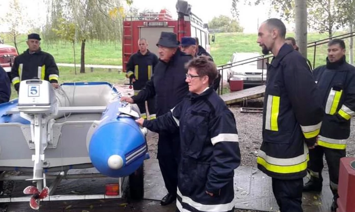 Dva vijeka vatrogasnog staža: U porodici iz Srbije živote spasavaju djeda i roditelji i djeca (FOTO)