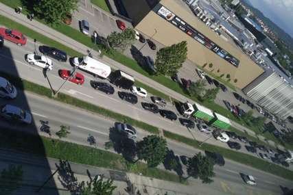 Saobraćaj u Banjaluci u kolapsu: Nepregledne kolone vozila na Istočnom tranzitu (FOTO)