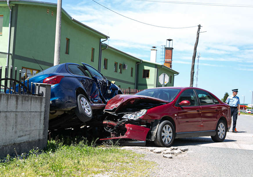 TEŠKA NESREĆA U PRIJEDORU Majku i dijete izvlačili iz automobila (FOTO, VIDEO)