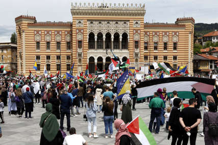 PROTEST U SARAJEVU Pred Vijećnicom skup podrške palestinskom narodu