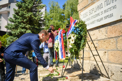 Banjaluka obilježava 9. maj: Položeni vijenci na spomenik palim borcima NOR