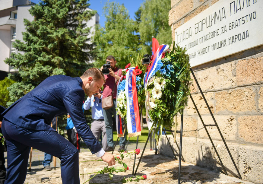 Banjaluka obilježava 9. maj: Položeni vijenci na spomenik palim borcima NOR