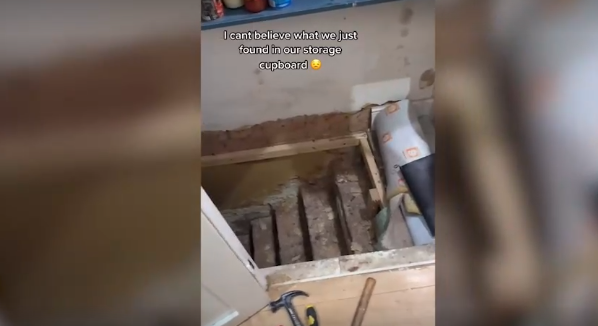 "NE MOGU DA VJERUJEM" Slučajno otkrila šta se nalazi ispod stepenica u njenoj kući (VIDEO)