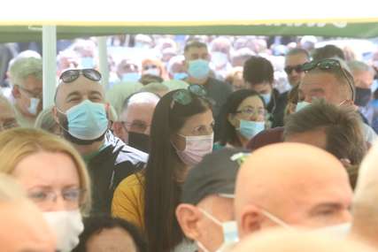 NEPREGLEDNA KOLONA Veliki broj građana došao ispred Banjalučkog velesajma u nadi da će se vakcinisati (FOTO)