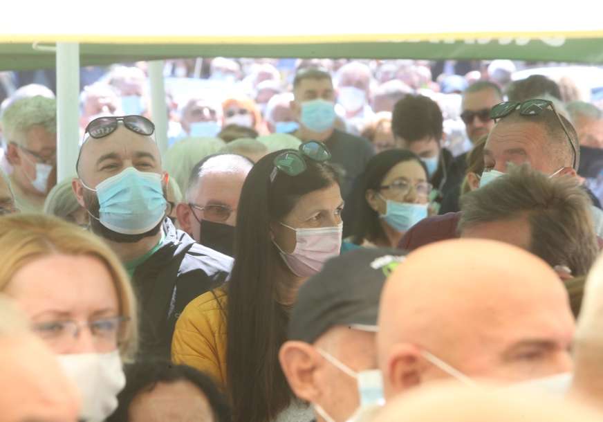 NEPREGLEDNA KOLONA Veliki broj građana došao ispred Banjalučkog velesajma u nadi da će se vakcinisati (FOTO)