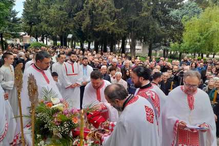 Vaskršnja liturgija u Trebinju: Molitva uz prisustvo velikog broja vjernika (FOTO)