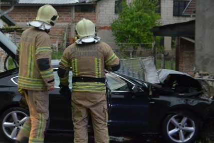 Automobilom se ZAKUCAO U KUĆU: Vozač teško povrijeđen u saobraćajnoj nesreći u Prijedoru (FOTO)