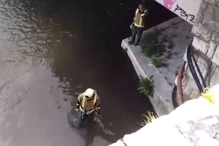Neobična intervencija: Djevojci ispala tašna u Miljacku, vatrogasci su se spustili niz strmi nasip, trenutno češljaju rijeku (VIDEO)