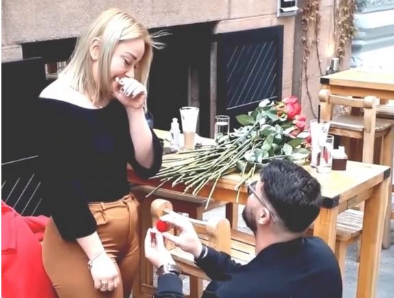 Na kraju je tek čekalo iznenađenje: Djevojka sjedila u kafiću kada su prolaznici počeli da joj prilaze i daju po crvenu ružu (VIDEO)