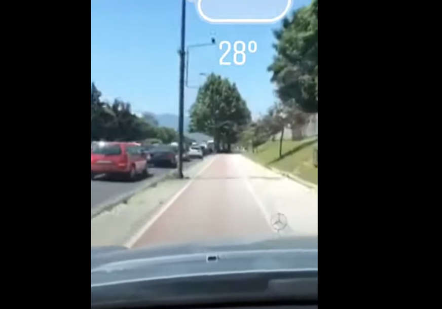 BAHATA VOŽNJA Preticao kolonu automobila u Sarajevu vozeći trotoarom (VIDEO)