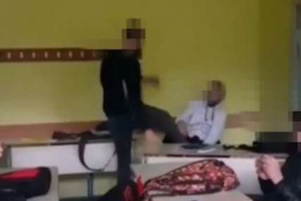 Internetom se širi snimak vršnjačkog nasilja u Mostaru: Sin direktorice škole fizički nasrnuo na kolegu u klupi (VIDEO)