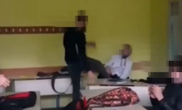 Internetom se širi snimak vršnjačkog nasilja u Mostaru: Sin direktorice škole fizički nasrnuo na kolegu u klupi (VIDEO)