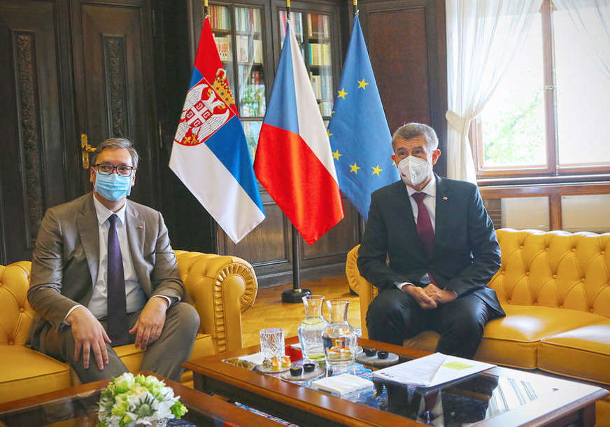 "Dirnut sam" Premijer Češke se zahvalio Vučiću na poklonu (FOTO)