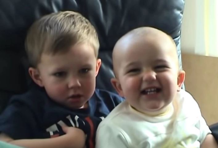 "UGRIZAO ME JE" Na prodaju legendarni snimak braće Čarlija i Harija (VIDEO)