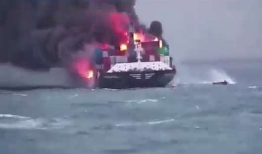 DRAMA NA OTVORENOM MORU Plamen progutao brod sa hemikalijama, evakuisana sva posada (FOTO, VIDEO)