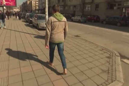Aleksandar već čitavu deceniju hoda bez cipela: Bos ide i po snijegu i kiši gdje god može (VIDEO)