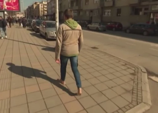 Aleksandar već čitavu deceniju hoda bez cipela: Bos ide i po snijegu i kiši gdje god može (VIDEO)