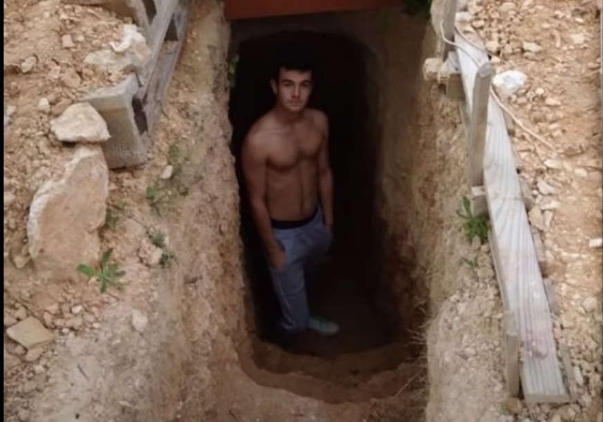 Iznerviran i utučen: Zbog svađe sa roditeljima ISKOPAO RUPU u dvorištu da u njoj živi (VIDEO)