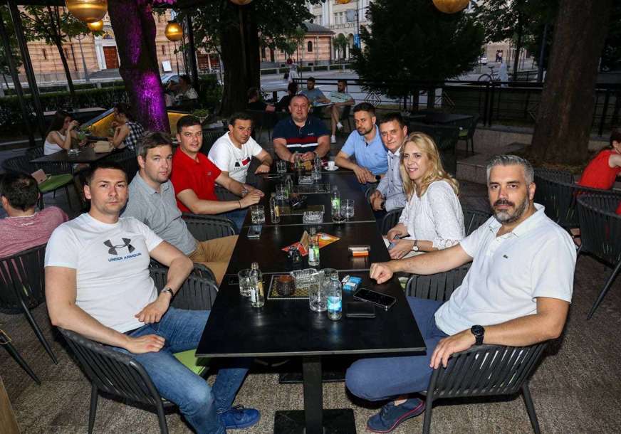 Vrh banjalučkog SNSD nakon napornog dana na kafi u hotelu “Bosna”