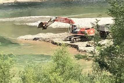 "DRINA PRLJAVA I MUTNA" Vađenje šljunka muti rijeku na toku kroz Bajinu Baštu