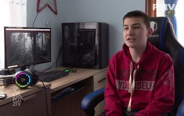 Zahvaljujući tutorijalima pomaže roditeljima: Filip (13) do skoro nije imao internet, a sada programira, pravi igrice i crta