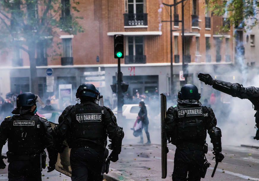 MLADIĆ IZGUBIO RUKU Sukobi s policijom na rejv žurci u Francuskoj
