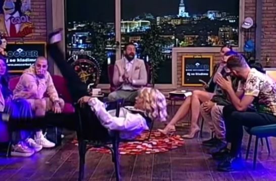 Sjela na stolicu i podigla noge, gosti zanijemili: Jovana Jeremić usred emisije počela da se skida, pa se uvijala (VIDEO)