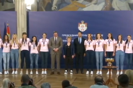 Vučić košarkašicama: Hvala vam što ste trofej na Vidovdan donijele u Srbiju