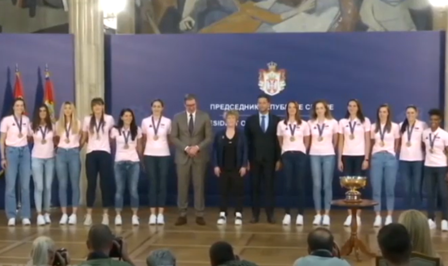 Vučić košarkašicama: Hvala vam što ste trofej na Vidovdan donijele u Srbiju