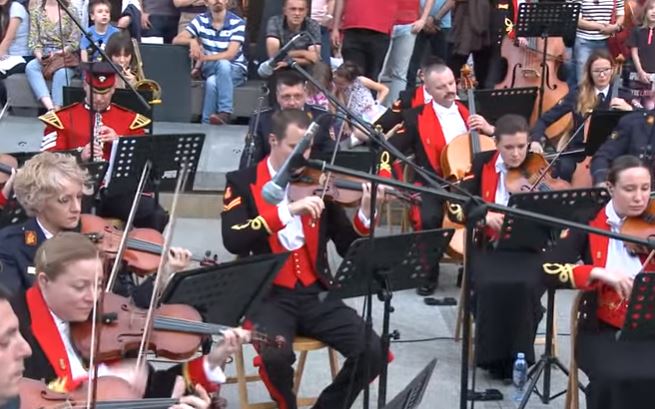 “Uljepšalo mi je veče” Koncert srpskog i britanskog vojnog orkestra na otvorenom (VIDEO)