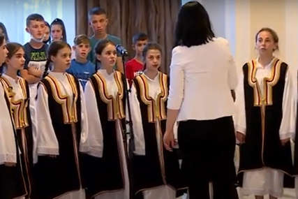 Djeca Kosova i Metohije u Banjaluci otpjevala himnu Srpske i "Oj Kosovo Kosovo" (VIDEO)