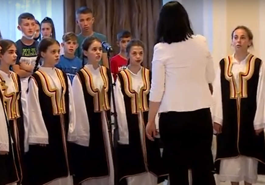 Djeca Kosova i Metohije u Banjaluci otpjevala himnu Srpske i "Oj Kosovo Kosovo" (VIDEO)