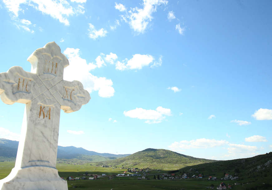 BILI SU OKRENUTI KA ISTOKU Misteriozni krstovi pronađeni u Prnjavoru bili umotani u kesu, čeka se riječ arheologa