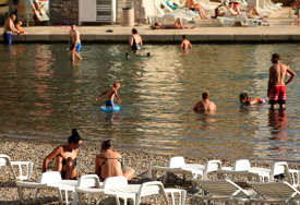 KOLIKO KOŠTA OSVJEŽENJE Cijene pića u Neumu iznenadile turiste, ugostitelji zadovoljno trljaju ruke