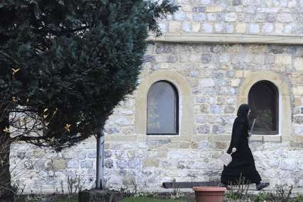 "Tužni smo, kome smetaju mrtvi" Polomljeni spomenici na pravoslavnom groblju kod Gračanice