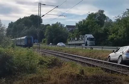 Voz udario automobil: Nesreća na pružnom prelazu kod Prijedora (VIDEO)
