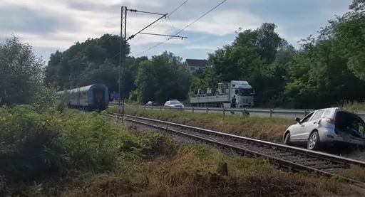 Voz udario automobil: Nesreća na pružnom prelazu kod Prijedora (VIDEO)