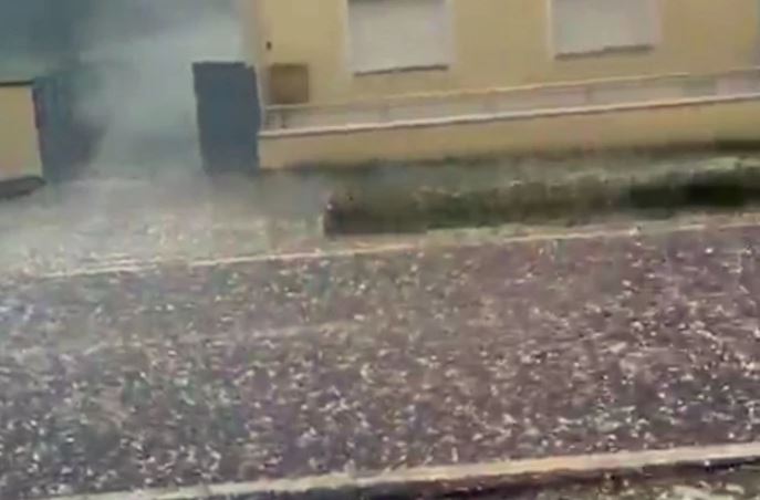 Padao grad veličine oraha: Nevrijeme u Hrvatskoj pričinilo štetu na krovovima i automobilima