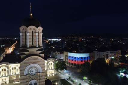 POVODOM NACIONALNOG PRAZNIKA Palata Republike u Banjaluci zasijala u bojama ruske zastave (FOTO, VIDEO)