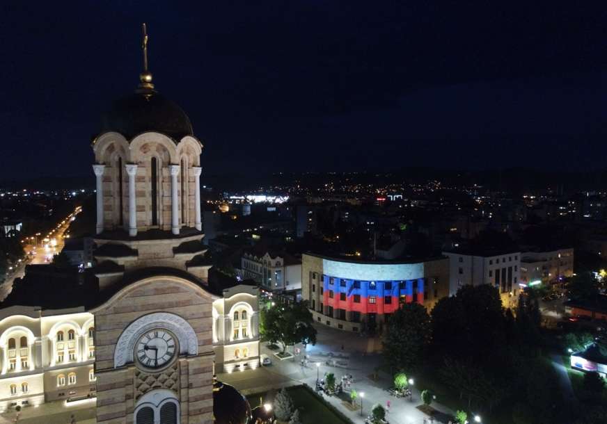 POVODOM NACIONALNOG PRAZNIKA Palata Republike u Banjaluci zasijala u bojama ruske zastave (FOTO, VIDEO)