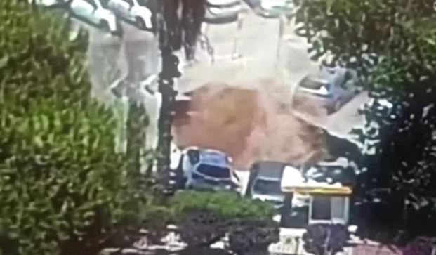PROGUTALA NEKOLIKO AUTOMOBILA Ogromna rupa otvorila se na parkingu u Jerusalimu (VIDEO)