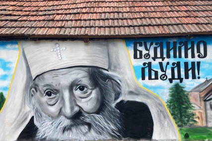"BUDIMO LJUDI" Oslikan mural sa likom patrijarha Pavla na crkvi u Požegi, a uz portret stoji njegova najpoznatija poruka