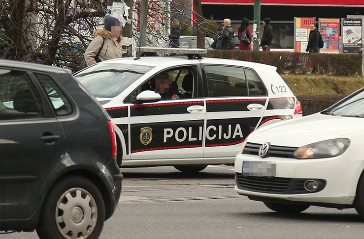 Saobraćajna nesreća u Sarajevu: Automobil završio na krovu (VIDEO)
