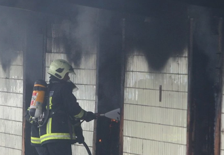 TRAGIČNO JUTRO U BRČKOM U požaru stradalo šest osoba, vatrogasci spasili četvoro djece (FOTO)