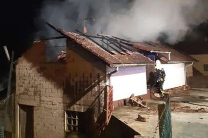 Buktinja kod Banjaluke: Planula pilana, vatrogasci spriječili širenje požara (FOTO)