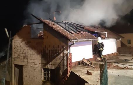 Buktinja kod Banjaluke: Planula pilana, vatrogasci spriječili širenje požara (FOTO)