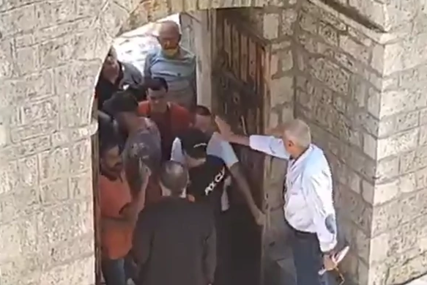 NOVI INCIDENT NA CETINJU Grupa huligana u protestu  ispred manastira zbog obnove mokrog čvora (VIDEO)